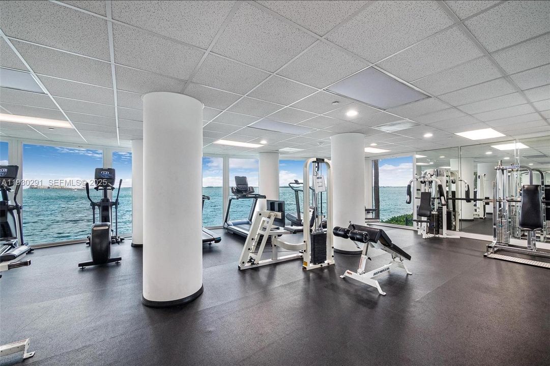 For Sale: $525,000 (2 beds, 2 baths, 968 Square Feet)