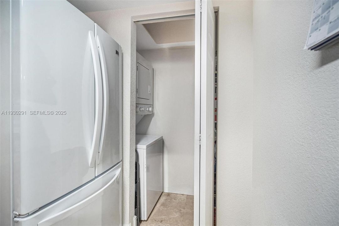 For Sale: $525,000 (2 beds, 2 baths, 968 Square Feet)