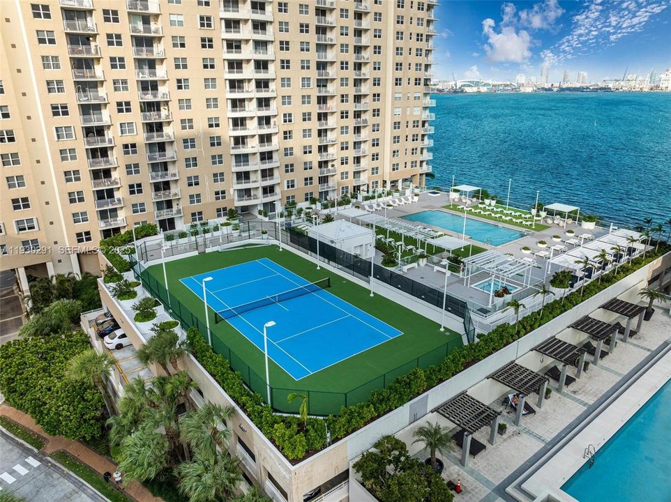 For Sale: $525,000 (2 beds, 2 baths, 968 Square Feet)