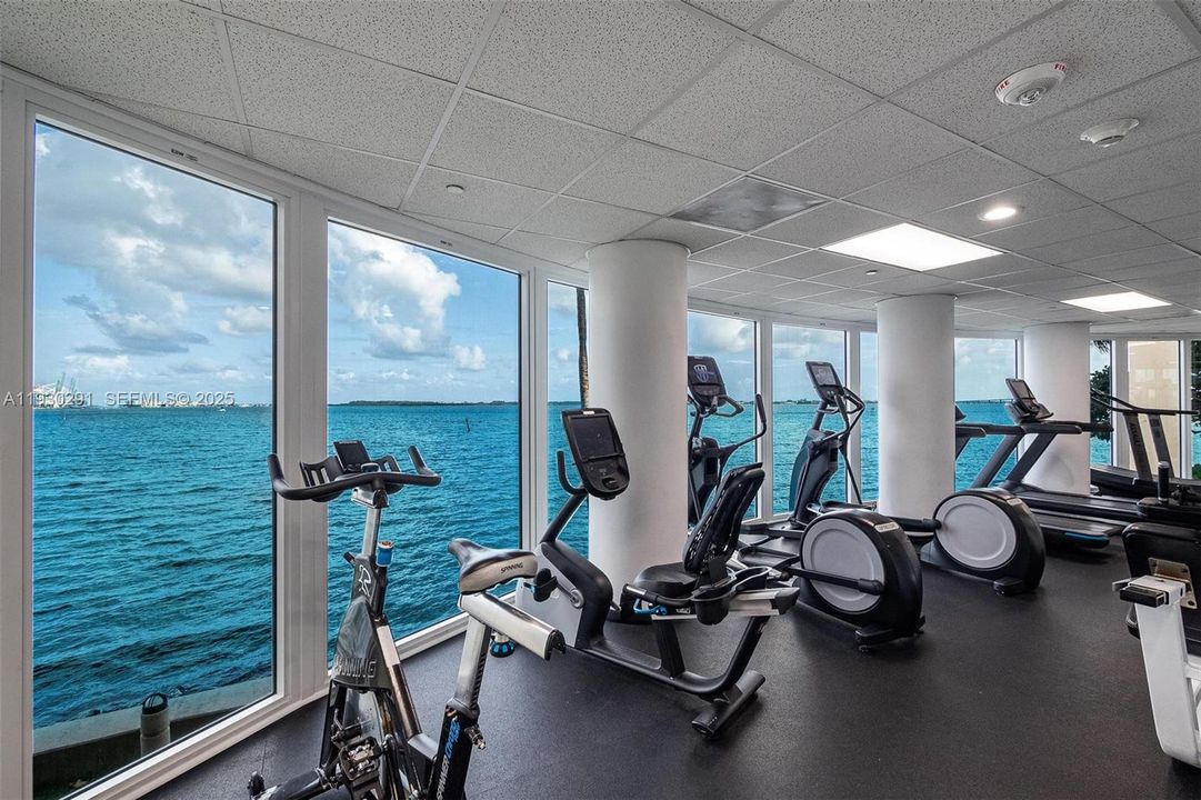 For Sale: $525,000 (2 beds, 2 baths, 968 Square Feet)