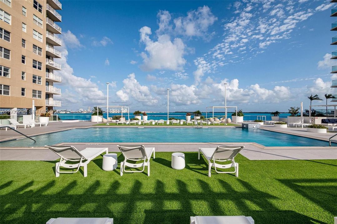 For Sale: $525,000 (2 beds, 2 baths, 968 Square Feet)