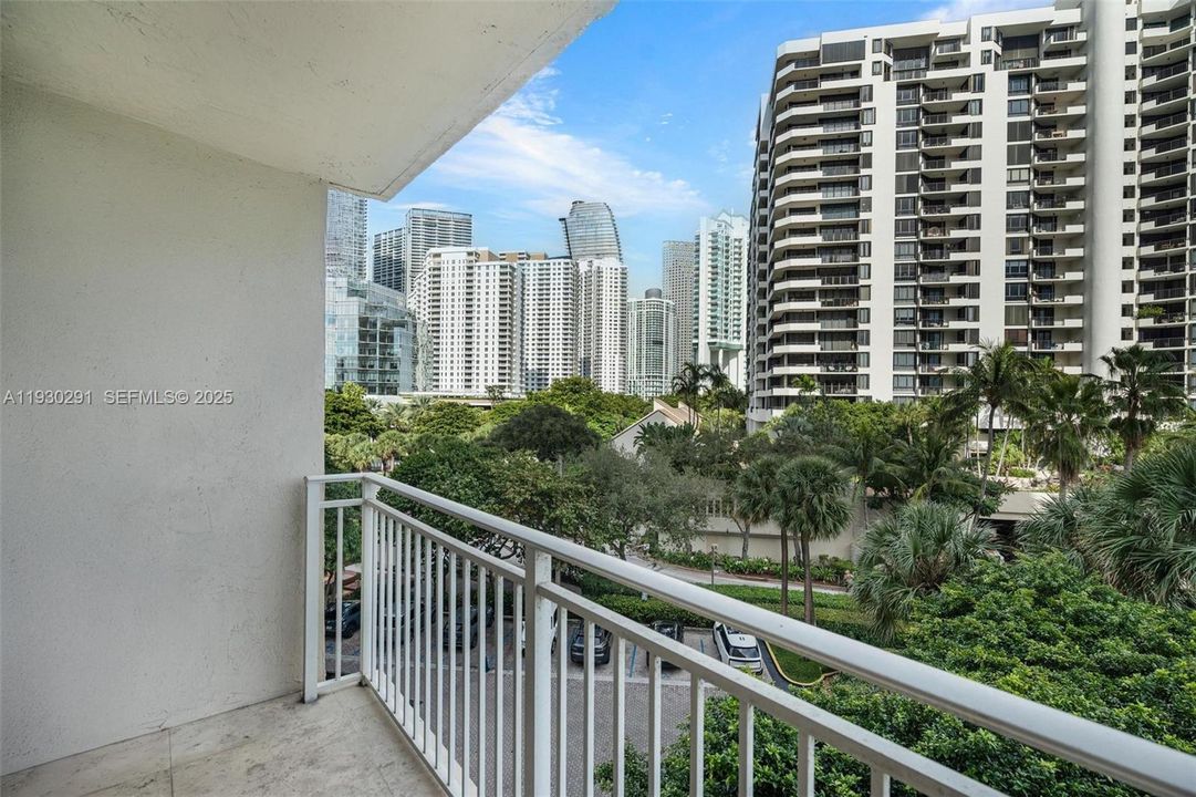 For Sale: $525,000 (2 beds, 2 baths, 968 Square Feet)