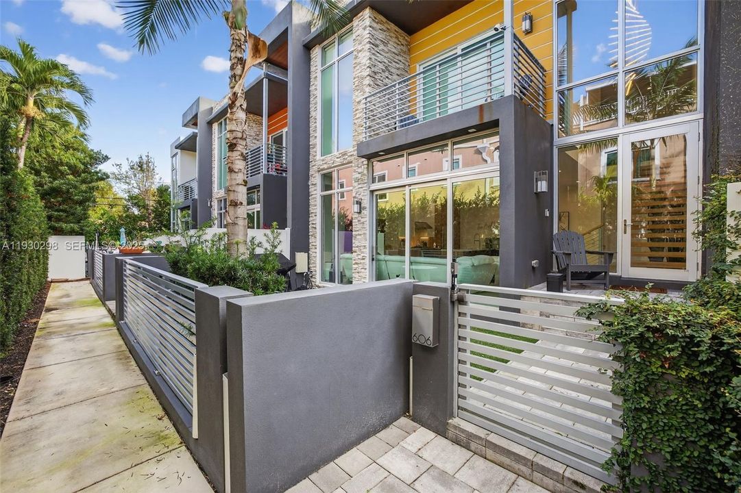 待售: $1,175,000 (3 贝兹, 3 浴室, 1981 平方英尺)