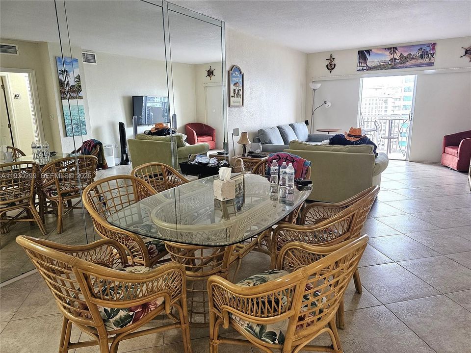 出租: $3,300 (1 贝兹, 1 浴室, 870 平方英尺)