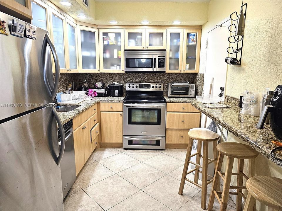 出租: $3,300 (1 贝兹, 1 浴室, 870 平方英尺)