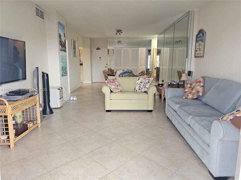 出租: $3,300 (1 贝兹, 1 浴室, 870 平方英尺)