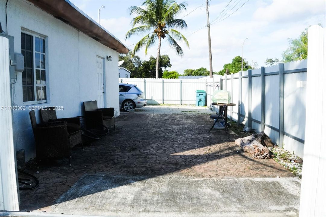 For Sale: $699,999 (4 beds, 3 baths, 1718 Square Feet)