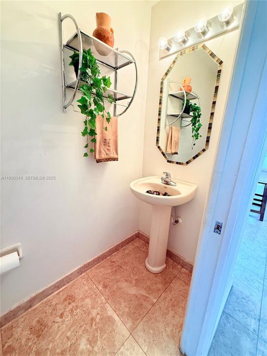 En Venta: $865,000 (4 camas, 3 baños, 3330 Pies cuadrados)