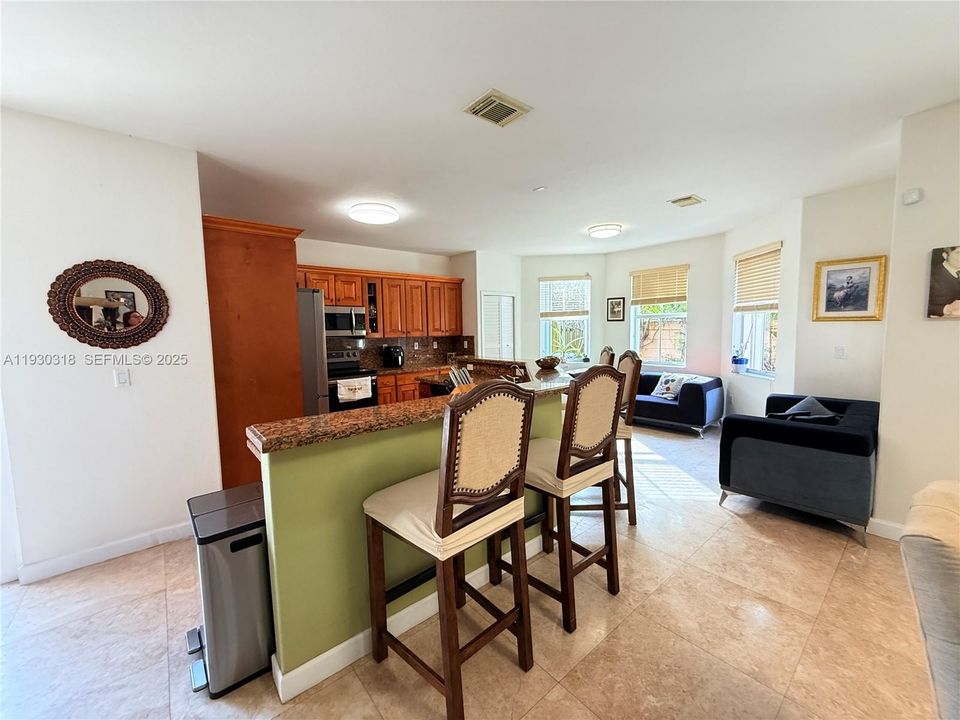 En Venta: $865,000 (4 camas, 3 baños, 3330 Pies cuadrados)