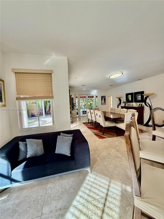 En Venta: $865,000 (4 camas, 3 baños, 3330 Pies cuadrados)