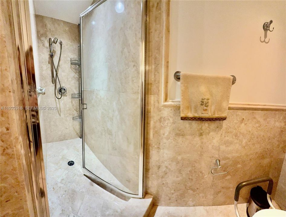 En Venta: $865,000 (4 camas, 3 baños, 3330 Pies cuadrados)