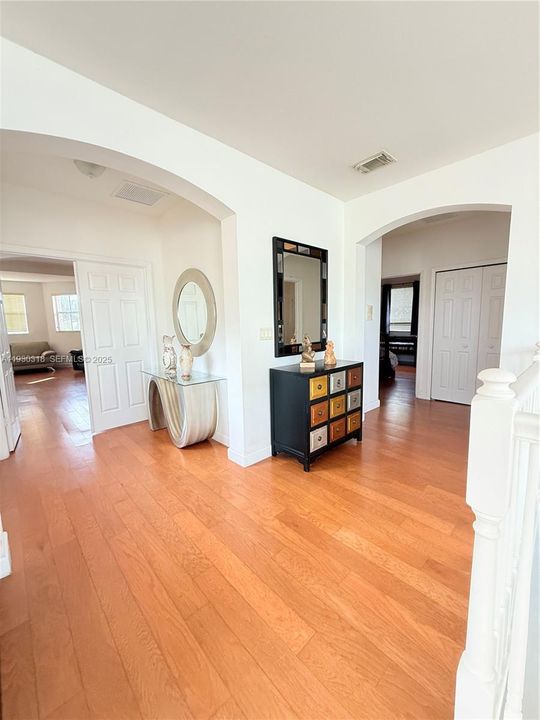 En Venta: $865,000 (4 camas, 3 baños, 3330 Pies cuadrados)