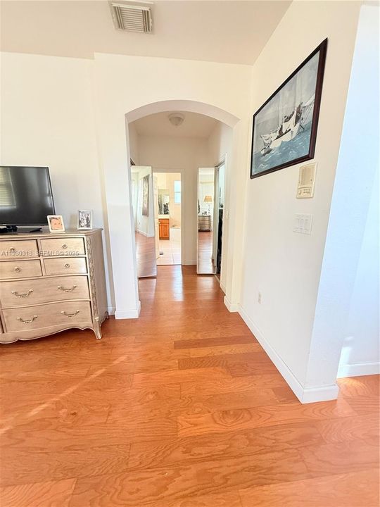 En Venta: $865,000 (4 camas, 3 baños, 3330 Pies cuadrados)