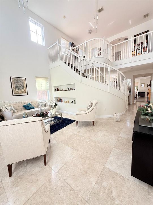 En Venta: $865,000 (4 camas, 3 baños, 3330 Pies cuadrados)