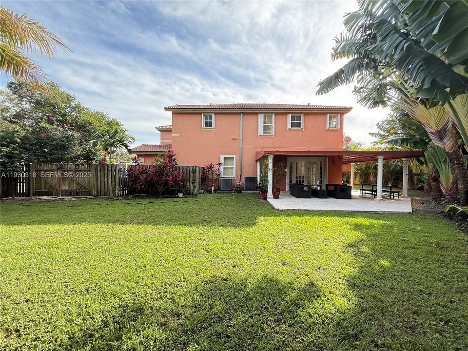 En Venta: $865,000 (4 camas, 3 baños, 3330 Pies cuadrados)