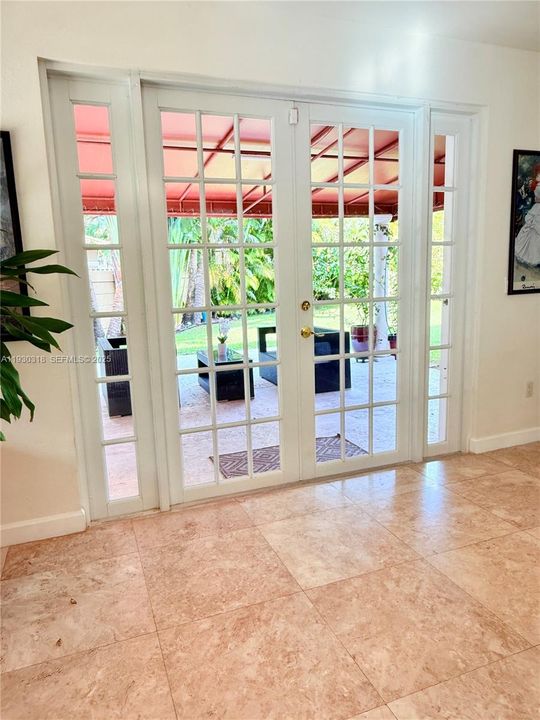 En Venta: $865,000 (4 camas, 3 baños, 3330 Pies cuadrados)