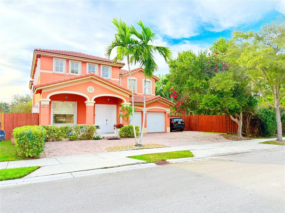 En Venta: $865,000 (4 camas, 3 baños, 3330 Pies cuadrados)