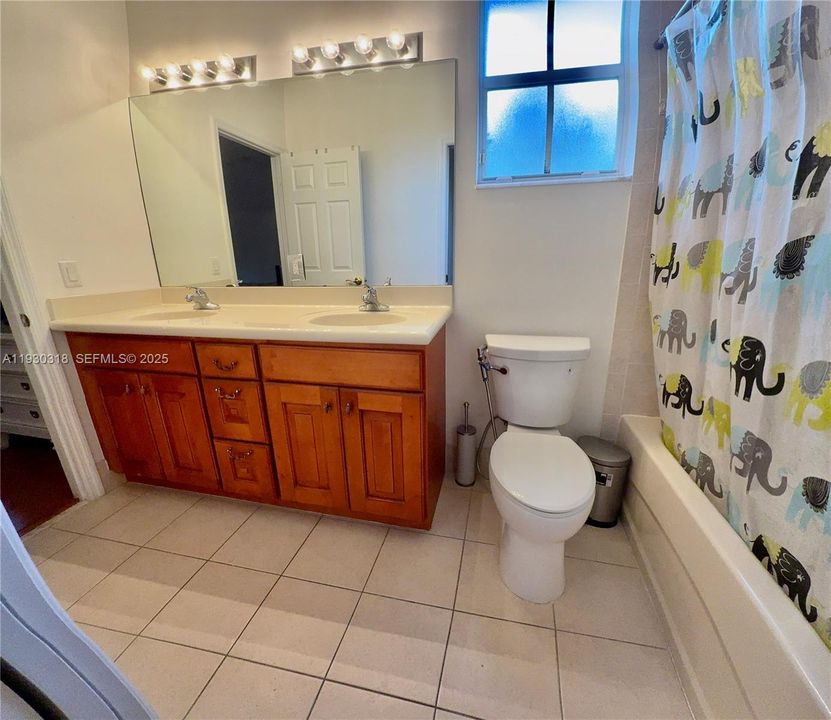 En Venta: $865,000 (4 camas, 3 baños, 3330 Pies cuadrados)