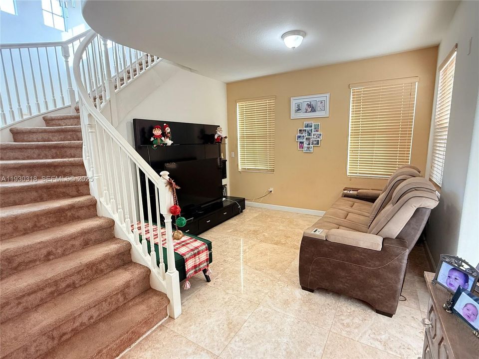 En Venta: $865,000 (4 camas, 3 baños, 3330 Pies cuadrados)