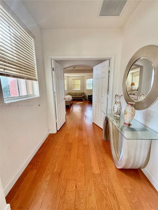 En Venta: $865,000 (4 camas, 3 baños, 3330 Pies cuadrados)