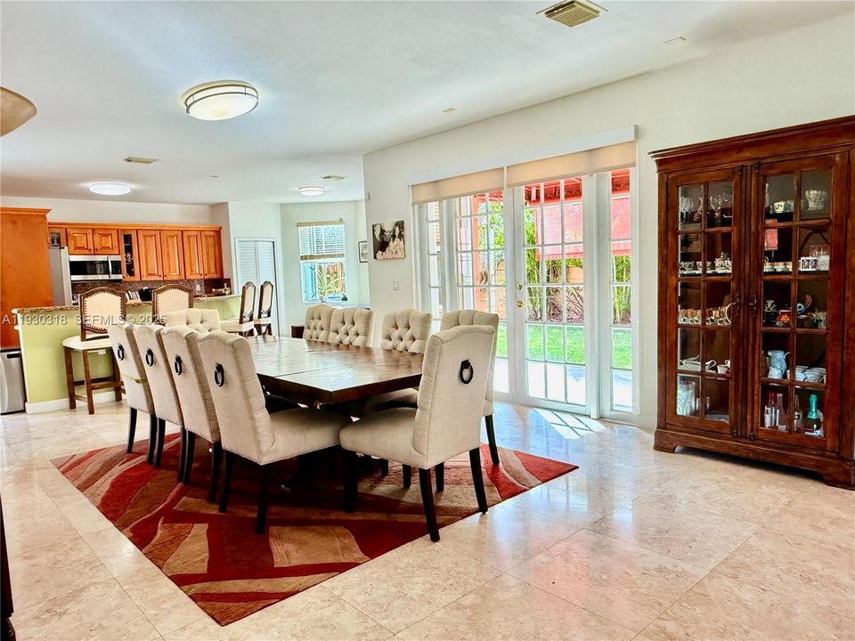 En Venta: $865,000 (4 camas, 3 baños, 3330 Pies cuadrados)