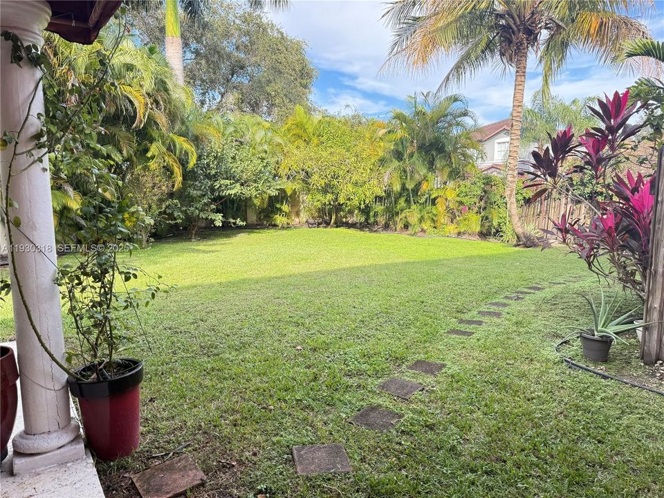 En Venta: $865,000 (4 camas, 3 baños, 3330 Pies cuadrados)