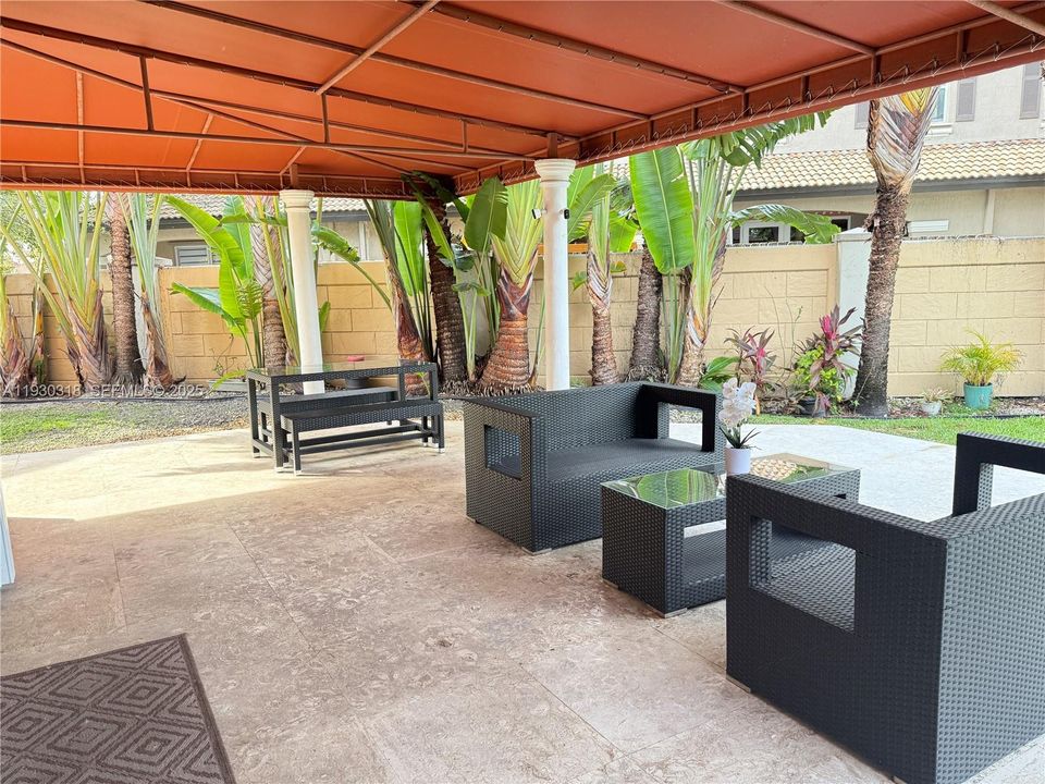 En Venta: $865,000 (4 camas, 3 baños, 3330 Pies cuadrados)