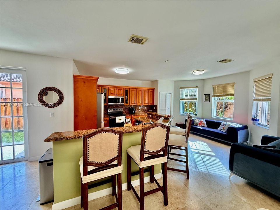 En Venta: $865,000 (4 camas, 3 baños, 3330 Pies cuadrados)