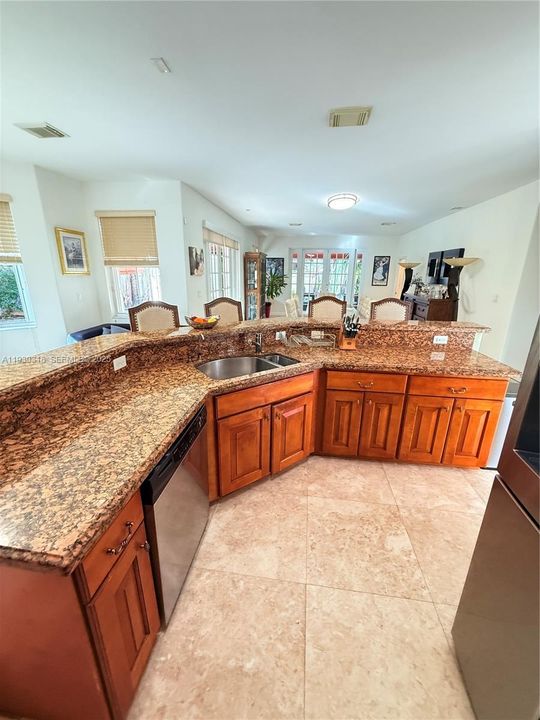 En Venta: $865,000 (4 camas, 3 baños, 3330 Pies cuadrados)