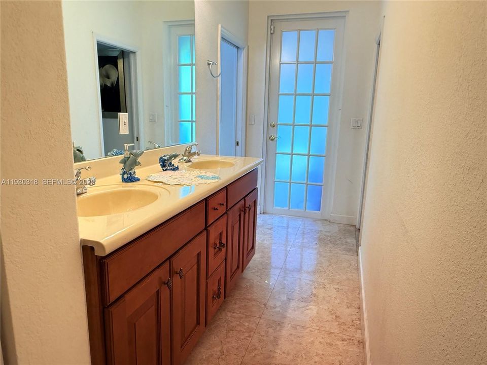 En Venta: $865,000 (4 camas, 3 baños, 3330 Pies cuadrados)