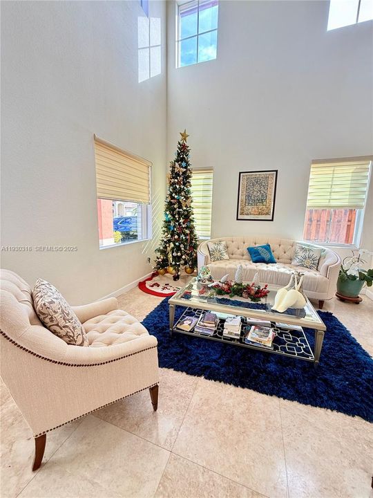 En Venta: $865,000 (4 camas, 3 baños, 3330 Pies cuadrados)