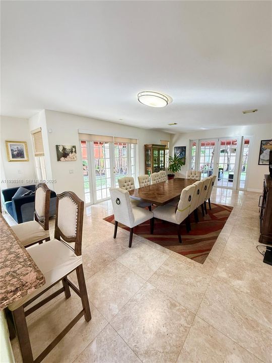 En Venta: $865,000 (4 camas, 3 baños, 3330 Pies cuadrados)