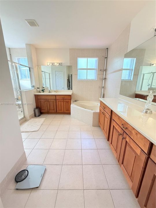 En Venta: $865,000 (4 camas, 3 baños, 3330 Pies cuadrados)