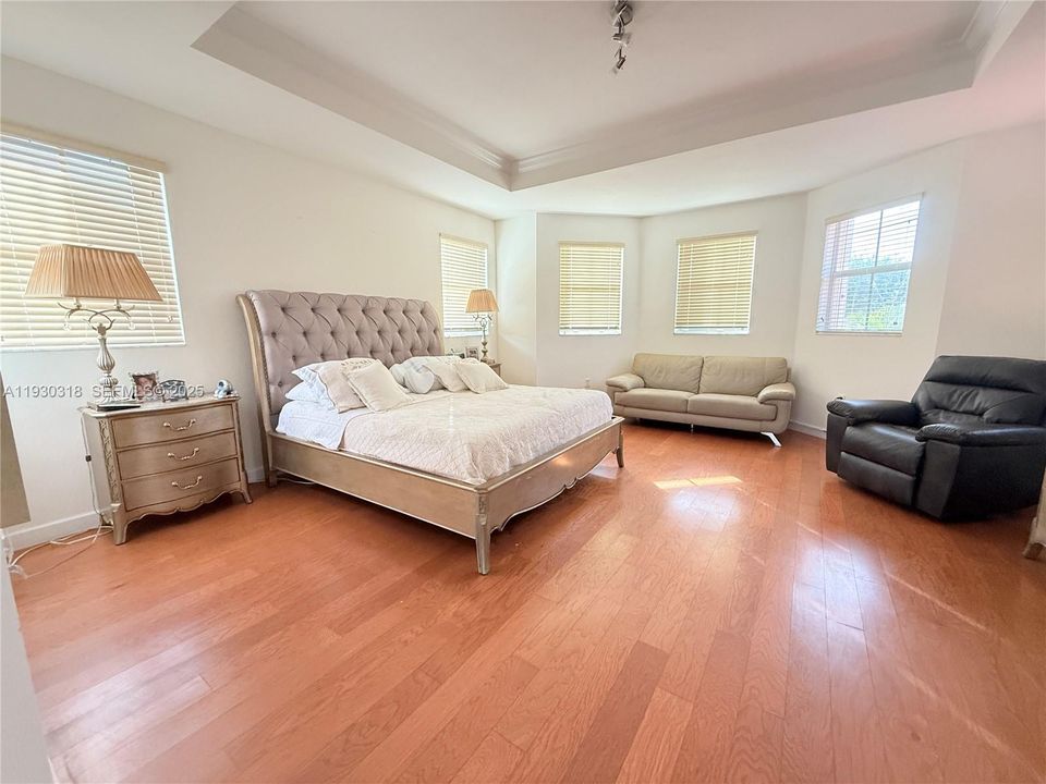 En Venta: $865,000 (4 camas, 3 baños, 3330 Pies cuadrados)