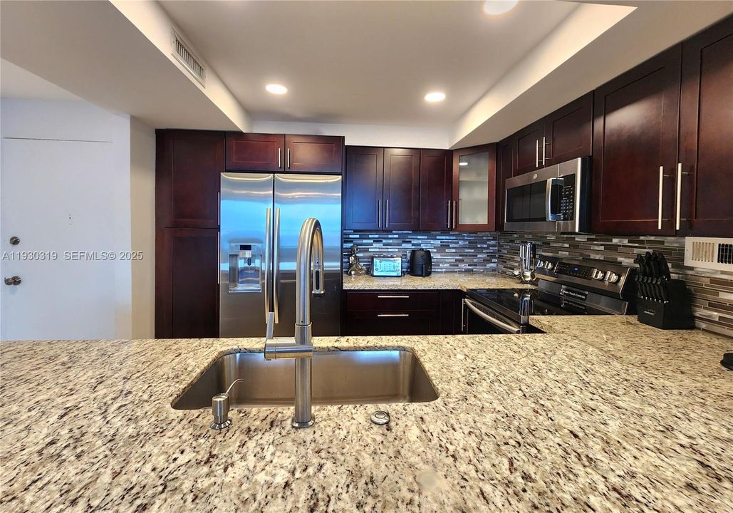 For Sale: $610,000 (2 beds, 2 baths, 1160 Square Feet)