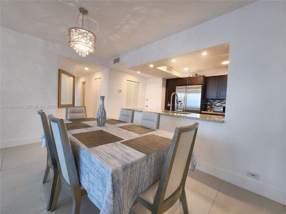 For Sale: $610,000 (2 beds, 2 baths, 1160 Square Feet)