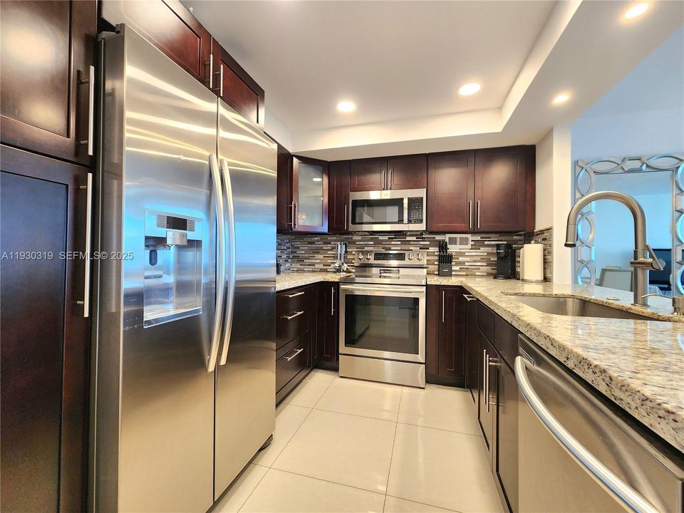 For Sale: $610,000 (2 beds, 2 baths, 1160 Square Feet)