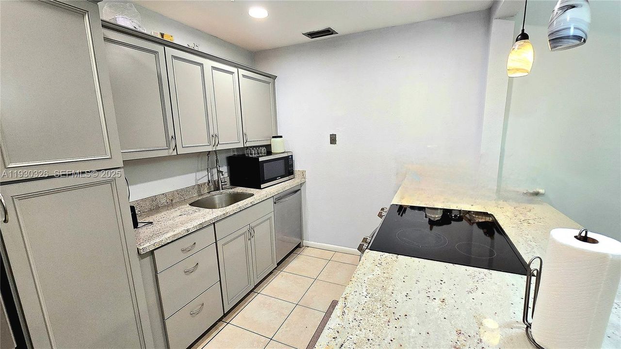 For Rent: $2,000 (2 beds, 2 baths, 1026 Square Feet)