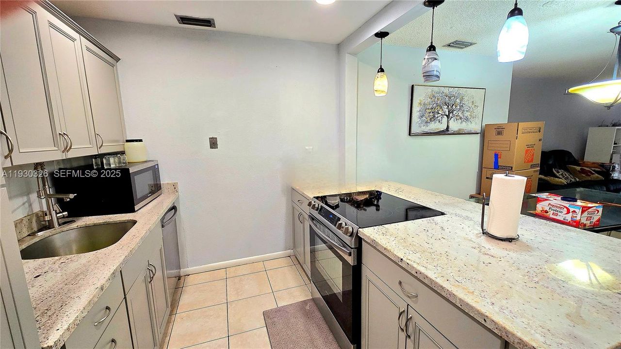 For Rent: $2,000 (2 beds, 2 baths, 1026 Square Feet)