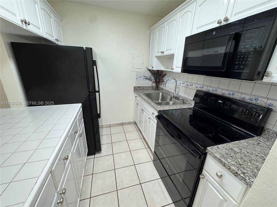 For Rent: $2,200 (2 beds, 1 baths, 801 Square Feet)
