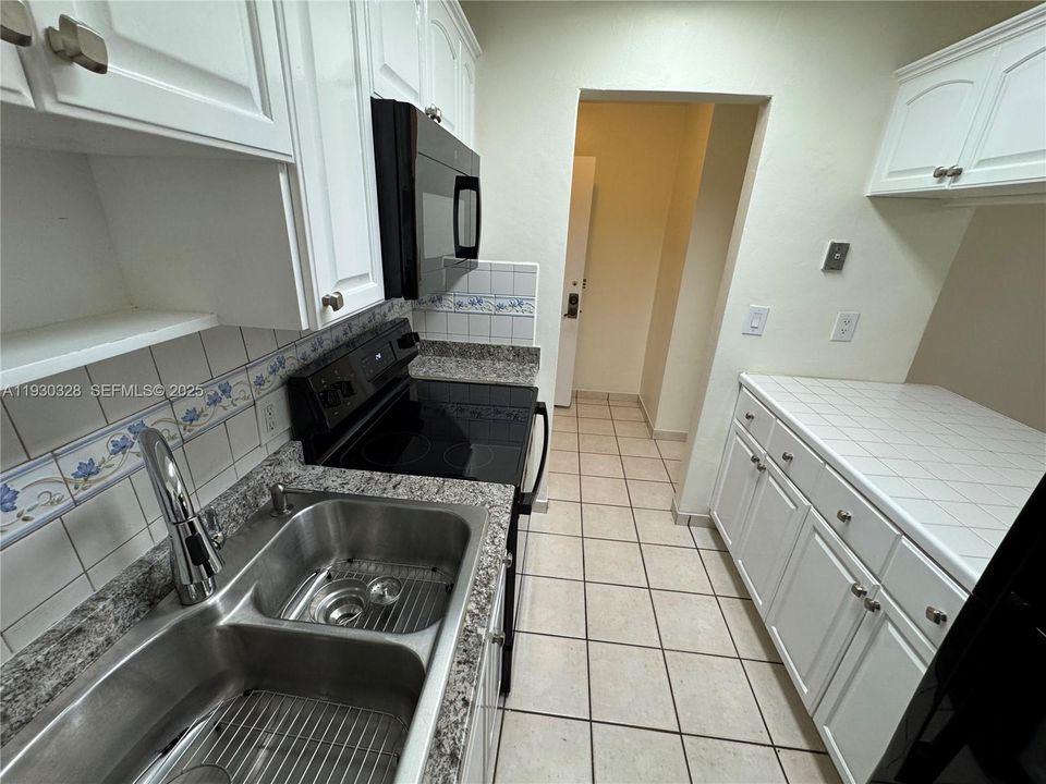 For Rent: $2,200 (2 beds, 1 baths, 801 Square Feet)