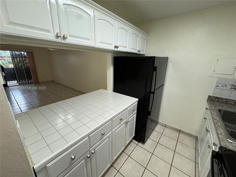 For Rent: $2,200 (2 beds, 1 baths, 801 Square Feet)
