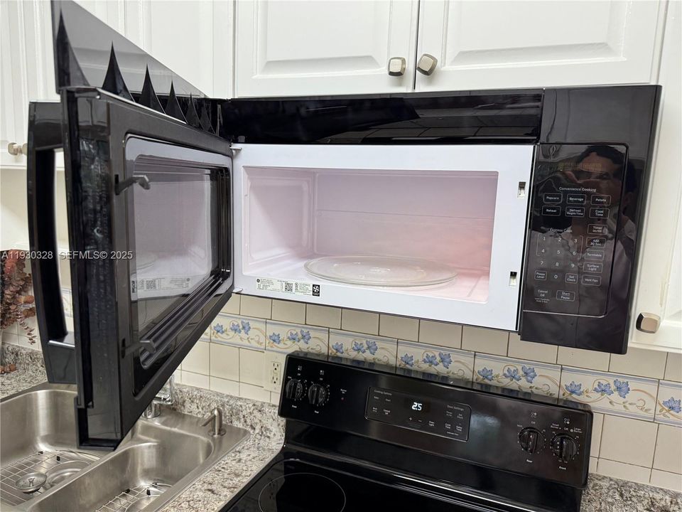 For Rent: $2,200 (2 beds, 1 baths, 801 Square Feet)