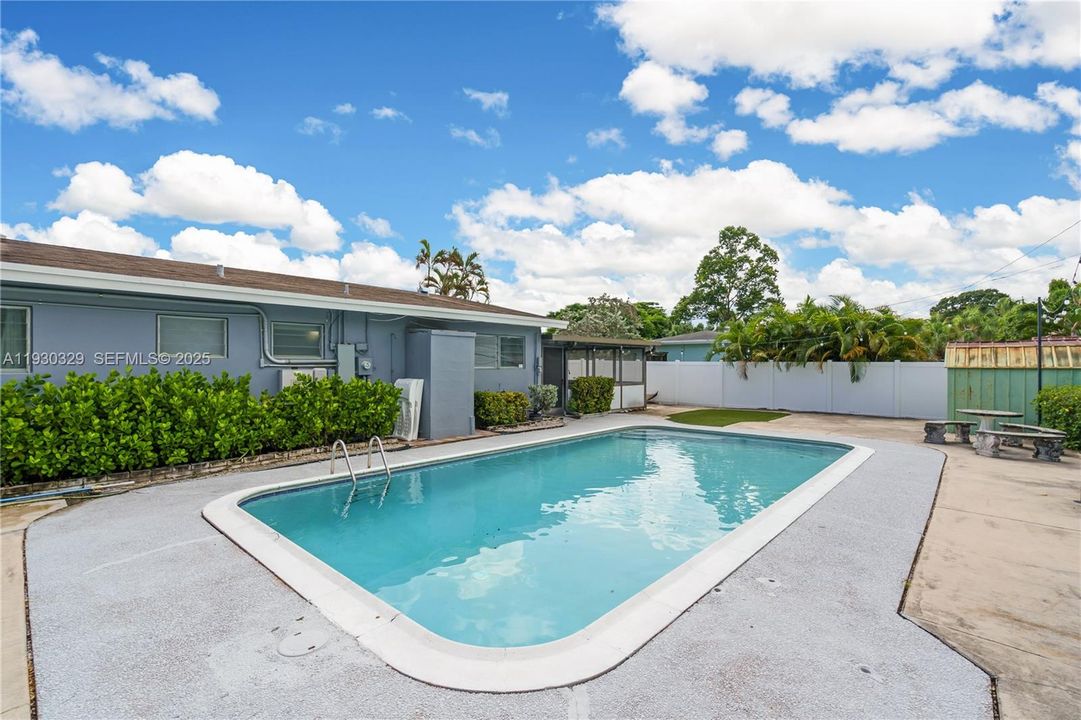 For Rent: $4,500 (3 beds, 3 baths, 1365 Square Feet)