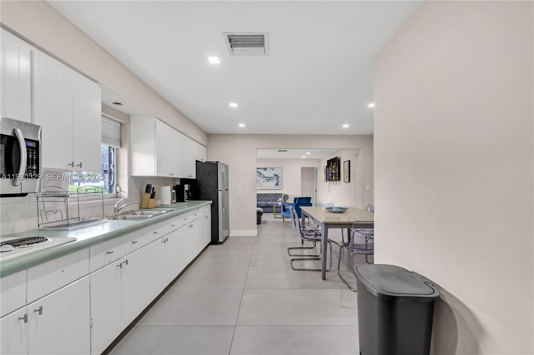 For Rent: $4,500 (3 beds, 3 baths, 1365 Square Feet)