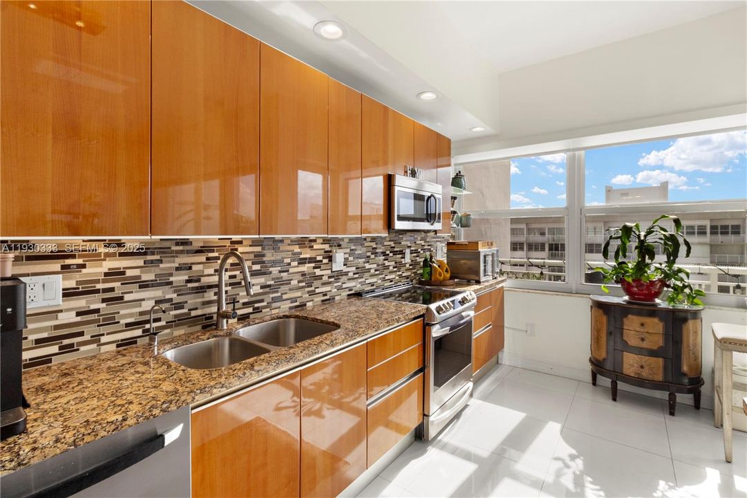 For Sale: $315,000 (2 beds, 2 baths, 1565 Square Feet)