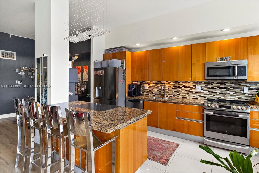 For Sale: $315,000 (2 beds, 2 baths, 1565 Square Feet)