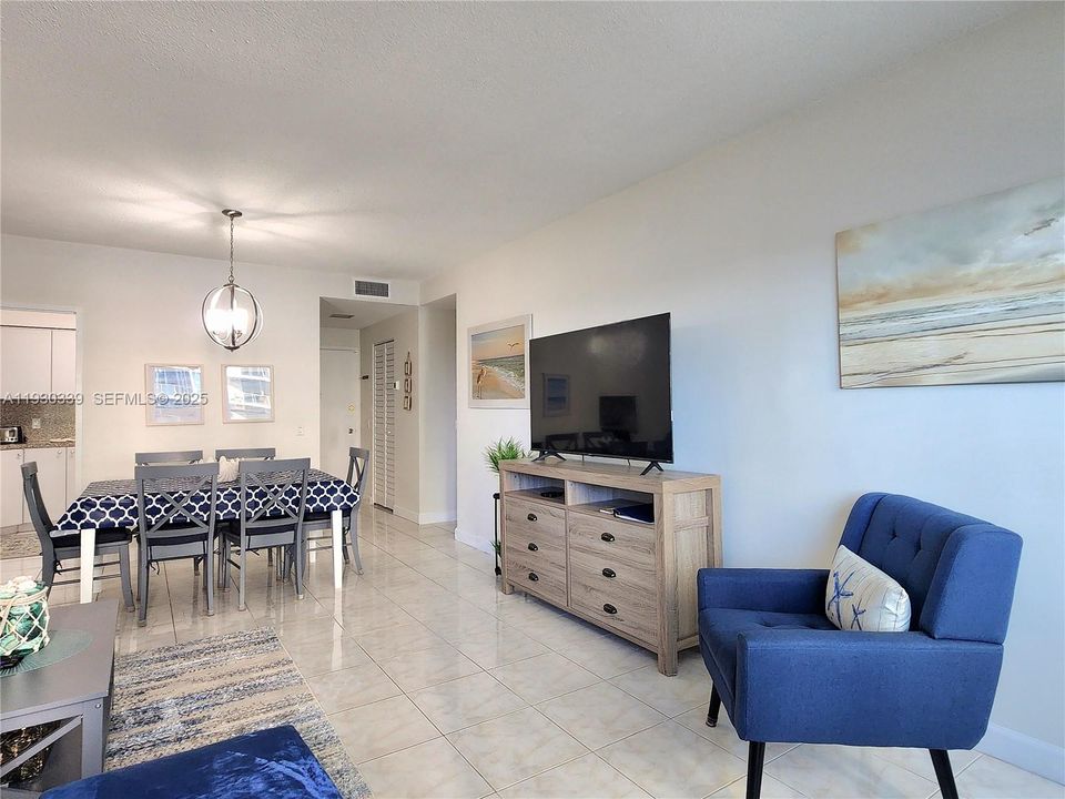 For Sale: $475,000 (2 beds, 2 baths, 1120 Square Feet)