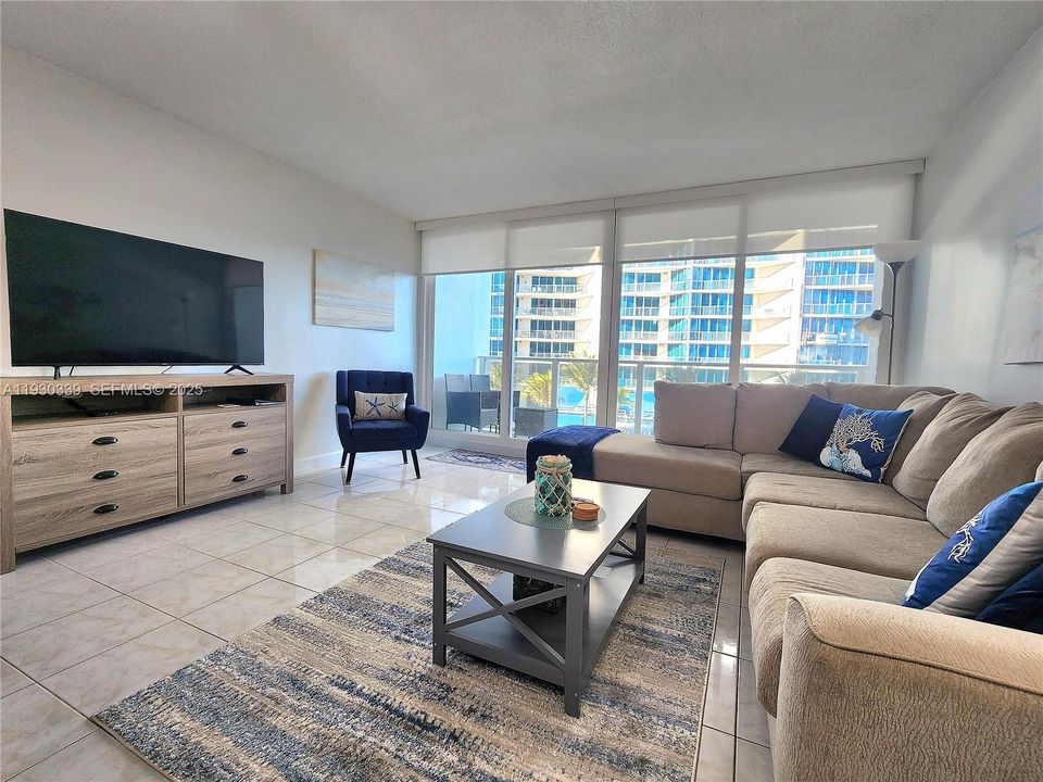 For Sale: $475,000 (2 beds, 2 baths, 1120 Square Feet)