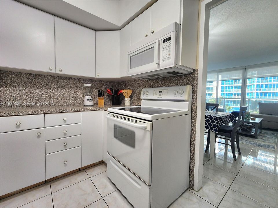 For Sale: $475,000 (2 beds, 2 baths, 1120 Square Feet)